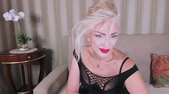 Rita_Farel live room snapshot on Stripchat