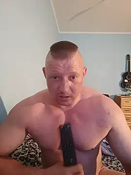 Robert198098 live room snapshot on Stripchat