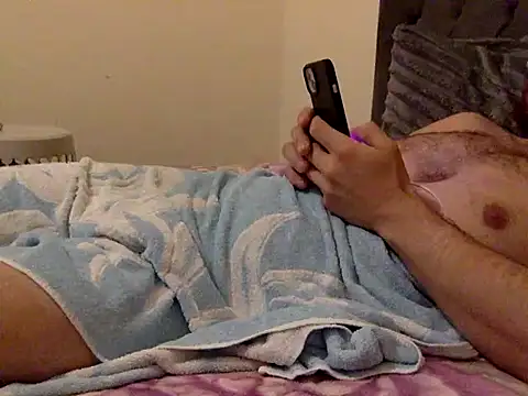 Robynson97 live room snapshot on Stripchat