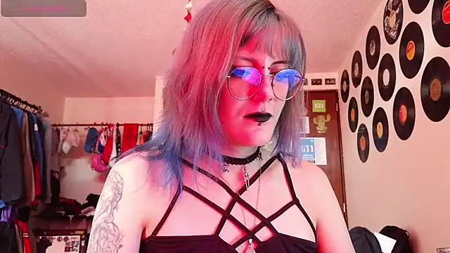 Rossiee_huntt live room snapshot on Stripchat