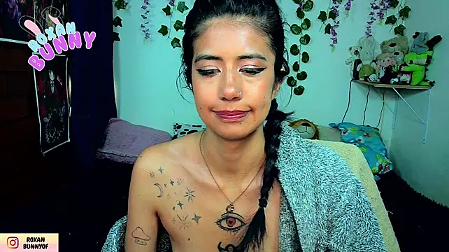 Roxanbunny1 momentopname van live room op Stripchat