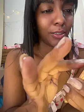 SADIRA_7 momentopname van live room op Stripchat