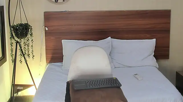 SamayRyann live room snapshot on Stripchat