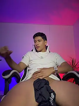 SantiLux_ live room snapshot on Stripchat