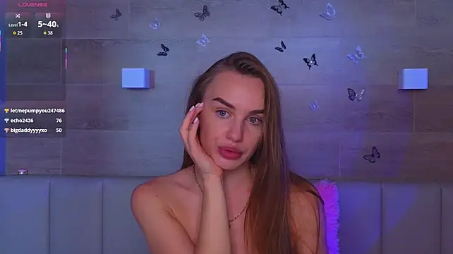 SaraCros momentopname van live room op Stripchat