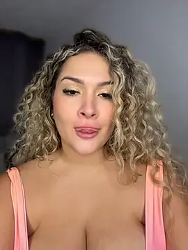 Sara_smiiith211 captura de la sala en vivo en Stripchat