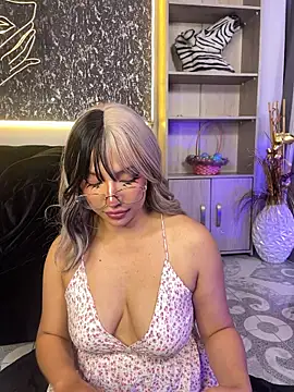 Saraa_love_ Momentaufnahme des Live-Raums auf Stripchat
