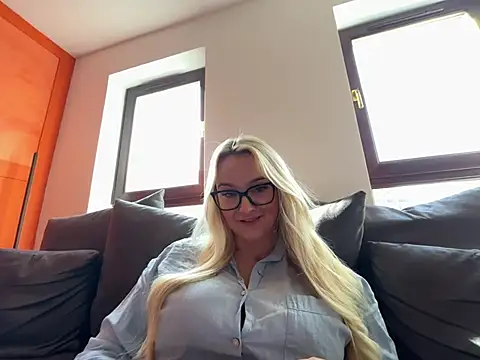 Scarlett_noir-888 live room snapshot on Stripchat