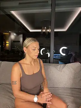 SexOnMyLvL live room snapshot on Stripchat