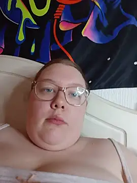 Sexycurvyemilyy live room snapshot on Stripchat