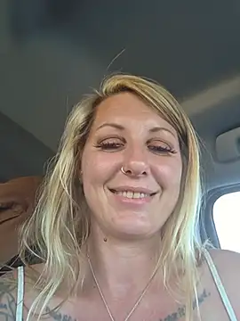 SheIsSomething live room snapshot on Stripchat