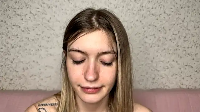 Shinin_Robi Momentaufnahme des Live-Raums auf Stripchat