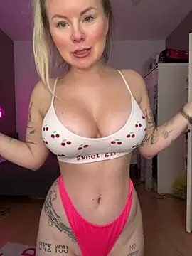 Shorty_Holly live room snapshot on Stripchat