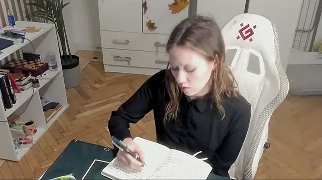 Silly__Milly Momentaufnahme des Live-Raums auf Stripchat