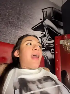 SinSirenXXX live room snapshot on Stripchat