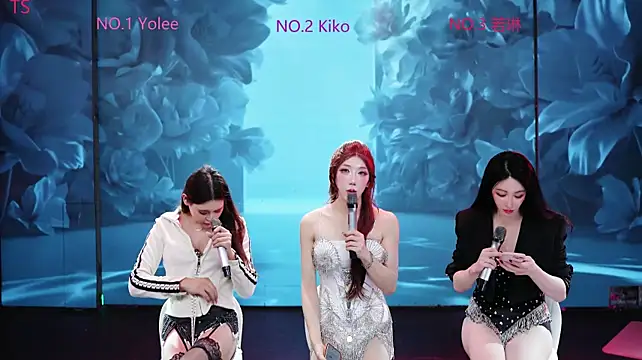 Sixmuse001 снимок онлайн-комнаты на Stripchat