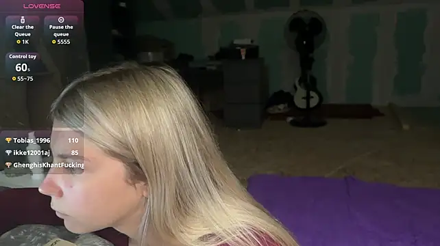 Skinny_girl_ momentopname van live room op Stripchat