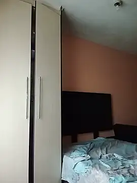 Slimthickmommy live room snapshot on Stripchat