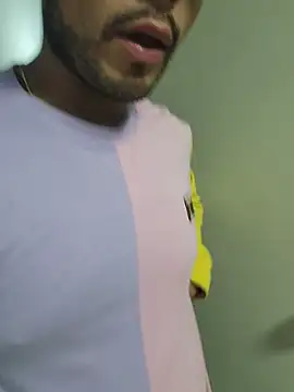 Smoors19 live room snapshot on Stripchat