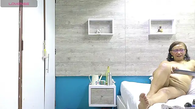 SoffieMature captura de la sala en vivo en Stripchat