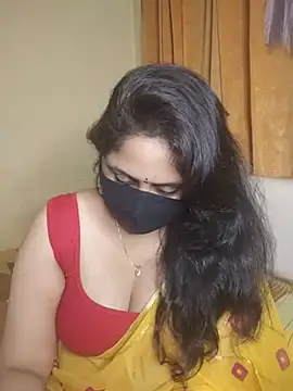 Sravvi499 live room snapshot on Stripchat