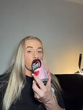 Strongqueen live room snapshot on Stripchat