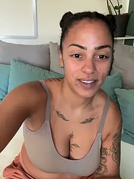SweetPetiteNoir Momentaufnahme des Live-Raums auf Stripchat