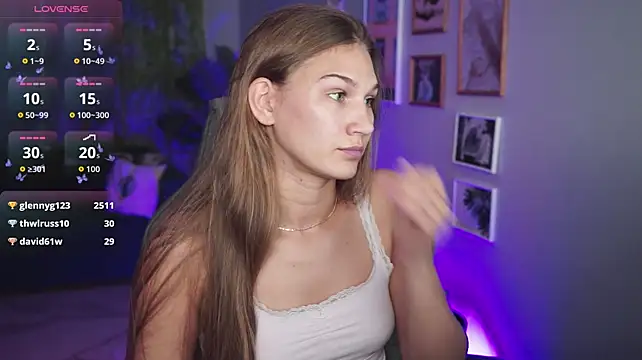 Sweet_Emilya live room snapshot on Stripchat