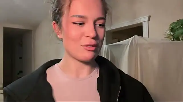 SybilAispuro live room snapshot on Stripchat