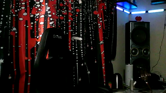 Sylviastar46 live room snapshot on Stripchat