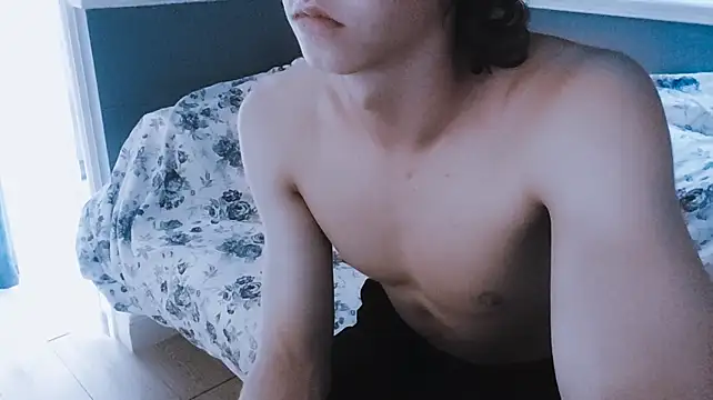 Theroow_Harly live room snapshot on Stripchat