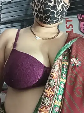 This_is_renu live room snapshot on Stripchat
