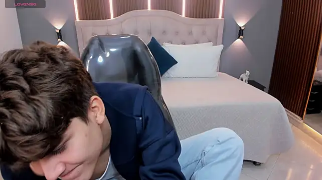 Tommy18__ captura da sala ao vivo na Stripchat
