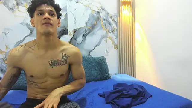 Toshi_75 momentopname van live room op Stripchat