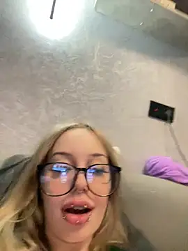 VampiMoon live room snapshot on Stripchat