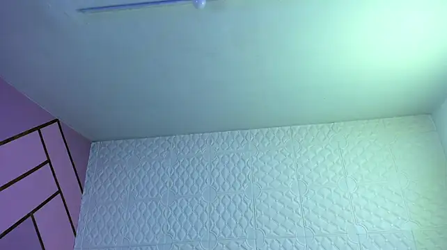Violetaa_diazz momentopname van live room op Stripchat