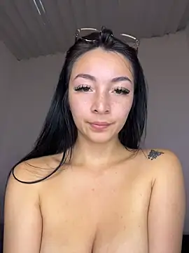 ViolettaNoir_ Momentaufnahme des Live-Raums auf Stripchat