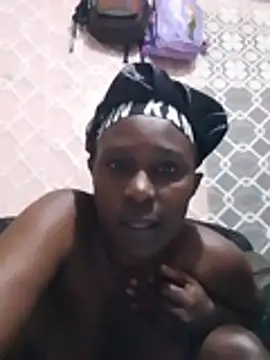 VivienneBby live room snapshot on Stripchat