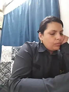YINNA__24 captura de la sala en vivo en Stripchat