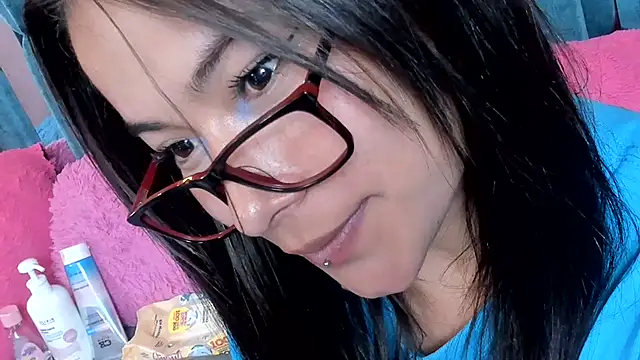 YUMEKO555 live room snapshot on Stripchat