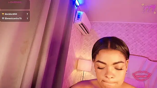 YazminJenner captura de la sala en vivo en Stripchat