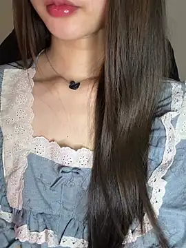 Yiyina_17 live room snapshot on Stripchat
