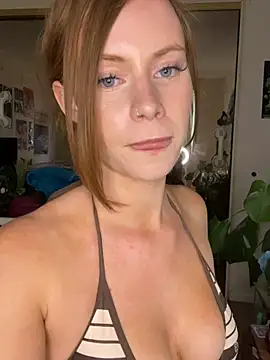 Young_Lizzie live room snapshot on Stripchat