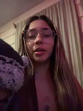 YourFavoriteLatina live room snapshot on Stripchat