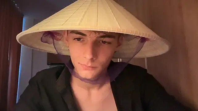 YourLucius снимок онлайн-комнаты на Stripchat