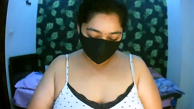 Yoursnandini8 снимок онлайн-комнаты на Stripchat