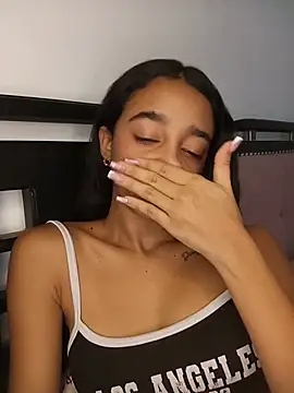 Zoe_Sweett18 live room snapshot on Stripchat