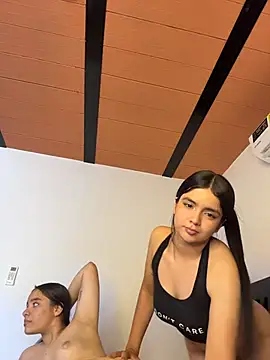 Zow_ live room snapshot on Stripchat