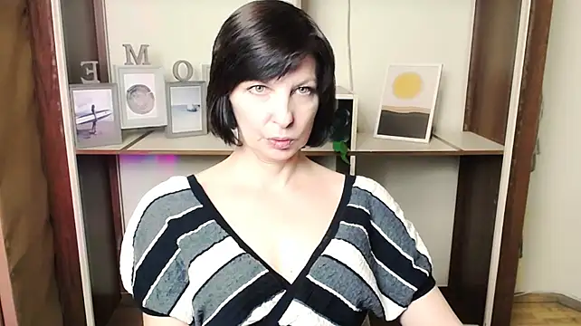 _AngeliaFlow_ live room snapshot on Stripchat