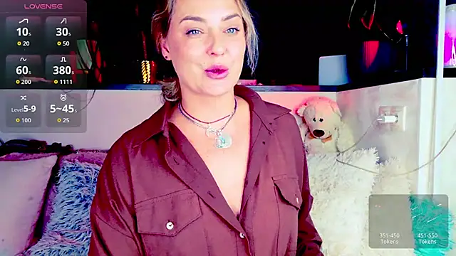 _JuliaSpace_ live room snapshot on Stripchat